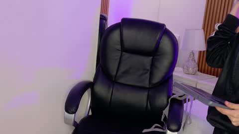 Ashley  online show from October 20, 2025, 6:03 am