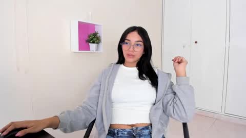 Snapshot of asiam_brunet chatting on December 20, 2024, 1:54 pm Camila online show from December 20, 2024, 1:54 pm