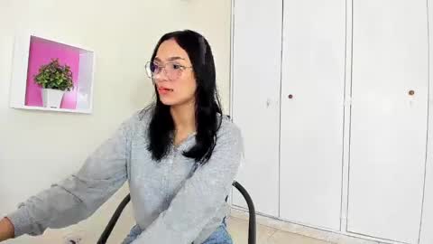Snapshot of asiam_brunet chatting on January 16, 2025, 12:42 pm Camila online show from January 16, 2025, 12:42 pm