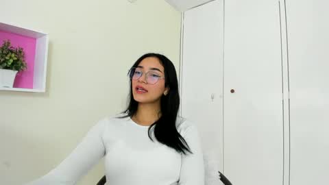 Snapshot of asiam_brunet chatting on January 28, 2025, 1:05 pm Camila online show from January 28, 2025, 1:05 pm