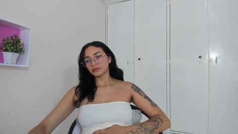 Snapshot of asiam_brunet chatting on February 20, 2025, 1:19 pm Camila online show from February 20, 2025, 1:19 pm