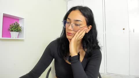 Snapshot of asiam_brunet chatting on February 21, 2025, 1:00 pm Camila online show from February 21, 2025, 1:00 pm