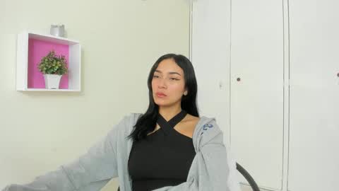 Snapshot of asiam_brunet chatting on February 27, 2025, 1:17 pm Camila online show from February 27, 2025, 1:17 pm