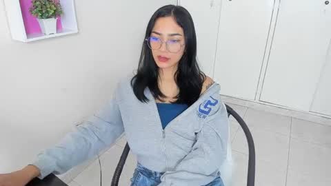 Snapshot of asiam_brunet chatting on March 4, 2025, 1:59 pm Camila online show from March 4, 2025, 1:59 pm