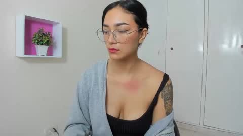 Snapshot of asiam_brunet chatting on March 5, 2025, 1:17 pm Camila online show from March 5, 2025, 1:17 pm