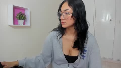 Snapshot of asiam_brunet chatting on March 10, 2025, 12:48 pm Camila online show from March 10, 2025, 12:48 pm