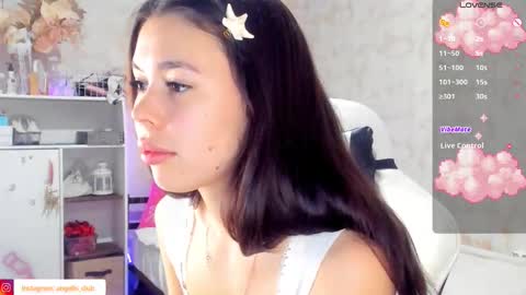 Snapshot of asian_angell chatting on October 29, 2025, 11:34 am adeline online show from October 29, 2025, 11:34 am