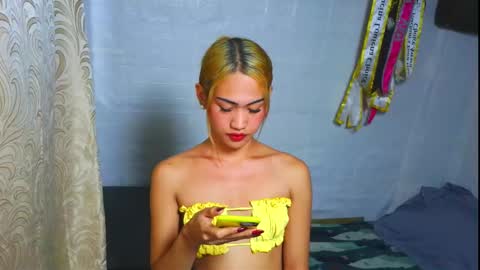 LOVELY LORAINE online show from October 6, 2025, 10:23 am