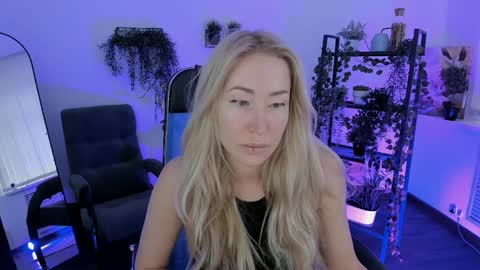 astramonroe online show from April 6, 2026, 4:21 am