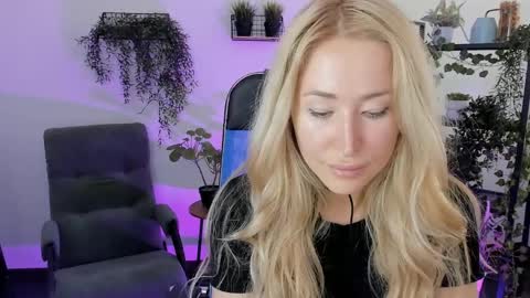 astramonroe online show from April 9, 2026, 6:19 am