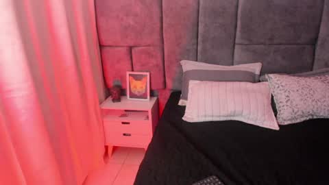 atenea velle online show from April 28, 2026, 4:06 am
