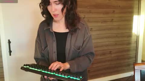 Snapshot of audradeer chatting on October 21, 2025, 12:28 pm audradeer online show from October 21, 2025, 12:28 pm