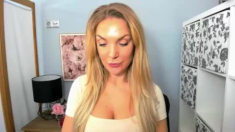 Snapshot of aullorasensual chatting on December 7, 2024, 9:17 am AulloraSensual online show from December 7, 2024, 9:17 am