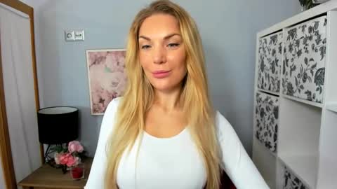 Snapshot of aullorasensual chatting on December 22, 2024, 6:17 am AulloraSensual online show from December 22, 2024, 6:17 am