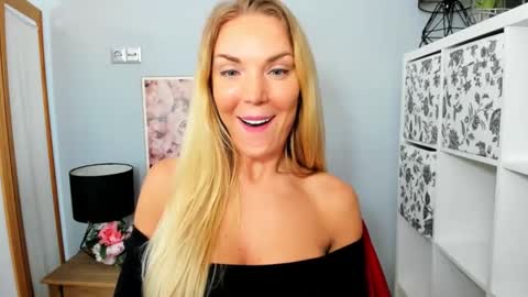 Snapshot of aullorasensual chatting on February 6, 2025, 11:43 am AulloraSensual online show from February 6, 2025, 11:43 am