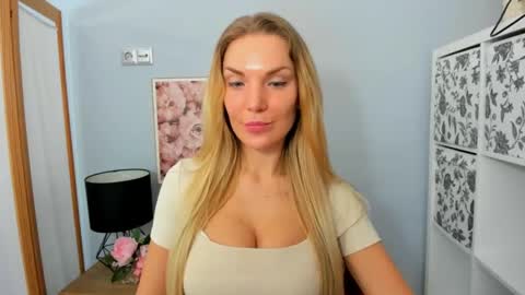 Snapshot of aullorasensual chatting on February 15, 2025, 9:27 am AulloraSensual online show from February 15, 2025, 9:27 am