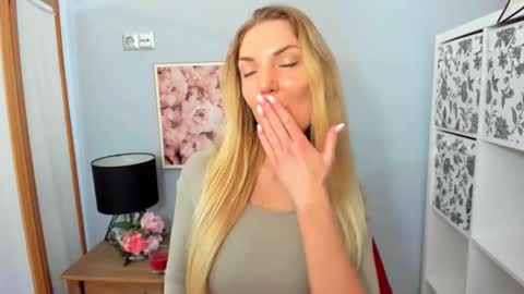 Snapshot of aullorasensual chatting on February 16, 2025, 6:21 am AulloraSensual online show from February 16, 2025, 6:21 am