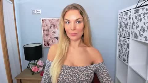 Snapshot of aullorasensual chatting on February 19, 2025, 6:11 am AulloraSensual online show from February 19, 2025, 6:11 am