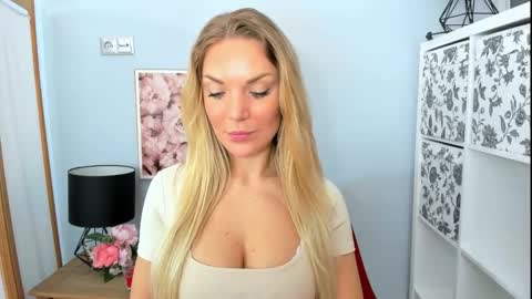 Snapshot of aullorasensual chatting on February 24, 2025, 8:27 am AulloraSensual online show from February 24, 2025, 8:27 am