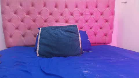 auroraa_miller online show from September 11, 2025, 11:54 am