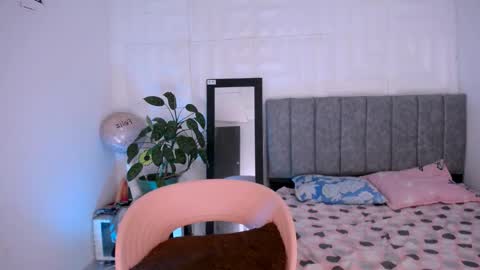 INSTAGRAM AURORA MCRY online show from November 5, 2025, 6:24 am