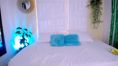 INSTAGRAM AURORA MCRY online show from March 31, 2026, 5:30 am