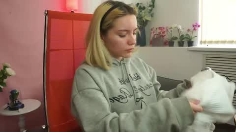 aurorawrenfield online show from April 25, 2026, 4:26 am