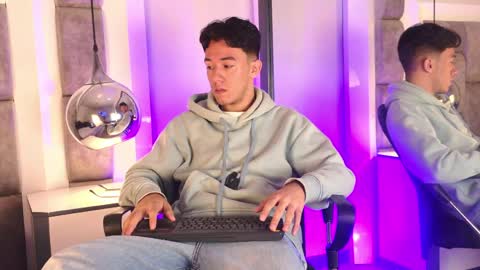 austinreeds online show from June 1, 2026, 1:02 pm