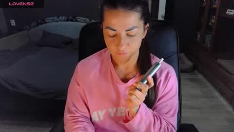 Ava online show from October 2, 2025, 12:01 pm