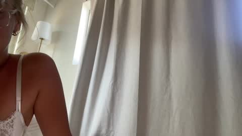 Snapshot of avaamonroe chatting on October 22, 2025, 8:52 pm Ava Monroe online show from October 22, 2025, 8:52 pm