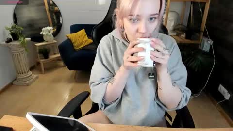 avabloom_ online show from February 5, 2026, 10:25 pm