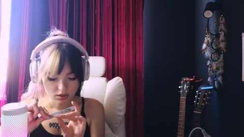 Snapshot of avi_nile chatting on June 4, 2026, 4:40 am Avriel online show from June 4, 2026, 4:40 am