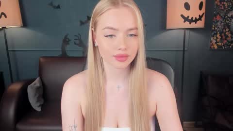 Snapshot of avroragoldie chatting on October 22, 2025, 10:37 am avrora online show from October 22, 2025, 10:37 am