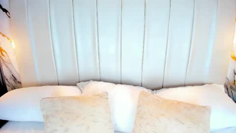 Avy  online show from October 10, 2025, 11:42 am