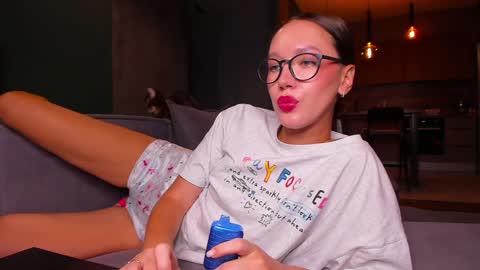 Awgustina online show from December 4, 2024, 1:53 pm