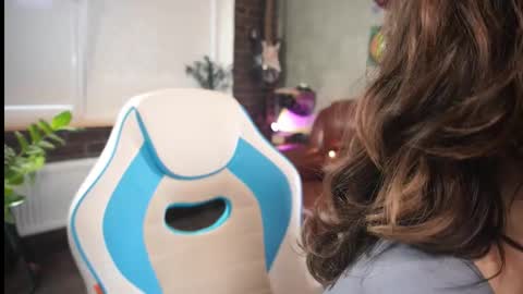 Snapshot of awondrr chatting on November 11, 2025, 10:15 am Alice online show from November 11, 2025, 10:15 am