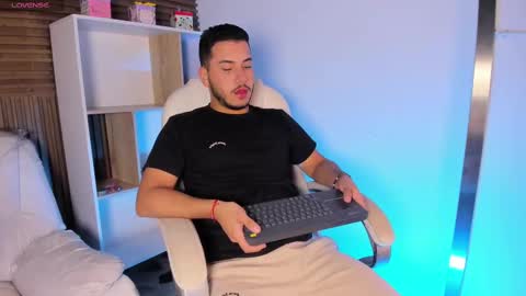 axel_grey_ online show from October 3, 2025, 12:24 pm