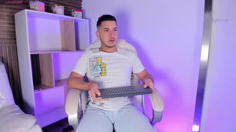 axel_grey_ online show from October 17, 2025, 12:19 pm