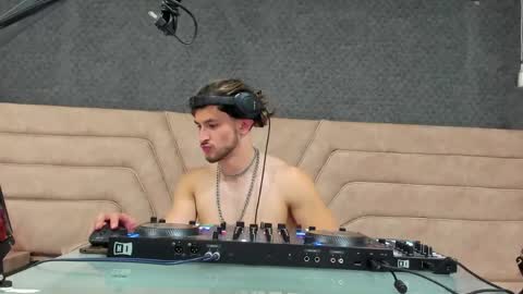 Axel  online show from April 25, 2026, 1:41 pm