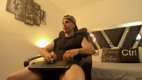 axelmartinezz online show from May 4, 2026, 8:38 pm