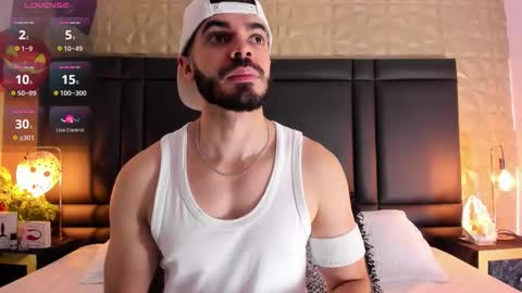 Snapshot of axelthompsom chatting on October 21, 2025, 11:22 am Axel Thompsom online show from October 21, 2025, 11:22 am