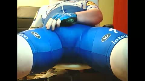 Snapshot of axversahot chatting on February 18, 2026, 5:42 pm axversahot online show from February 18, 2026, 5:42 pm