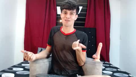 Snapshot of axxxel_twink chatting on February 6, 2026, 1:32 am Axxxel online show from February 6, 2026, 1:32 am