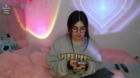 Snapshot of ayleen_honey chatting on October 23, 2025, 10:08 pm Ayleen online show from October 23, 2025, 10:08 pm