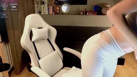 Ayreen Moore online show from September 18, 2025, 7:16 pm