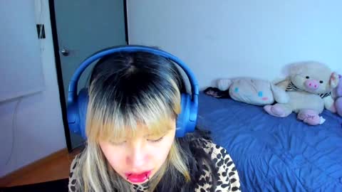 Azu Moure online show from January 4, 2025, 9:43 am