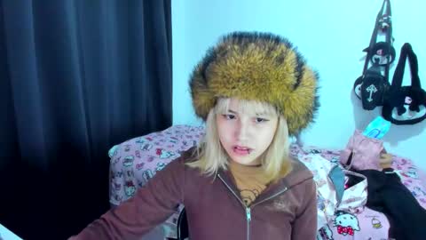 Azu Moure online show from November 25, 2025, 1:49 am