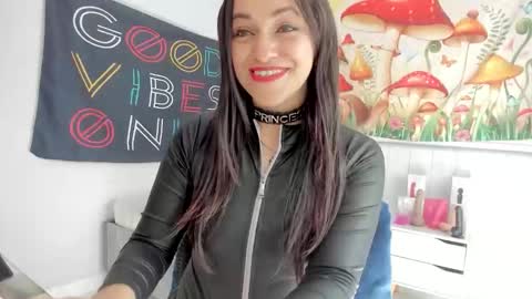 Azucena R online show from December 3, 2025, 2:48 pm