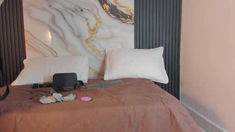  HONEY AZUL   online show from November 22, 2025, 10:25 am