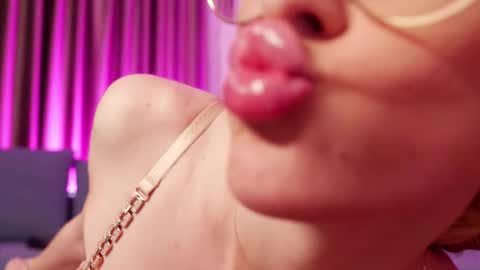 Snapshot of baaaybeee chatting on November 26, 2025, 9:27 pm Alessia online show from November 26, 2025, 9:27 pm